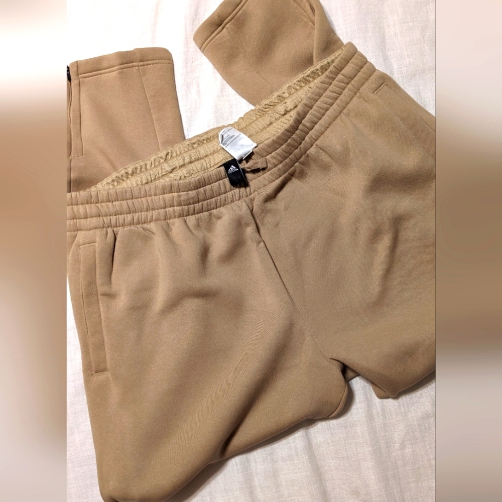 NWOT Adidas men sweat pants in beige